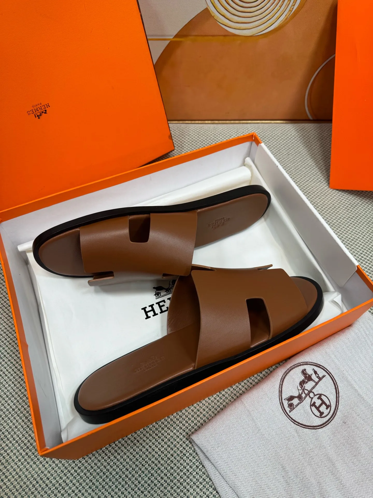 👟👟Ex-factory price 560👟👟 "HERMES" [Classic Original Version] Hermès; Top 🔝 Purchasing Agency 🔍🔍 Men's Latest 🇺🇸 Counter Sales Simultaneously, Original Imported from Italy: Silk Cowhide · Prominent (High-end · Nobility · Grade) Exquisite Workmanship (Italian 🇮🇹 Imported Water Dye Brand Wear-resistant ultra-thousand leather feet) Soles: Original soles specially provided by the original factory, ⚠exclusive double-layer movable rubber molded outsole; super comfortable, wear-resistant, non-slip, environmentally friendly🌳🌳🌳, real photos taken🎬The real ones are more beautiful🔍🔍 (high quality, single goods), you can enter and exit the counter at will* Code number: 38·39·40·41·42·43·44# (45# can be customized) (46 47➕30 customization is not returnable) Welcome to place an order...☕